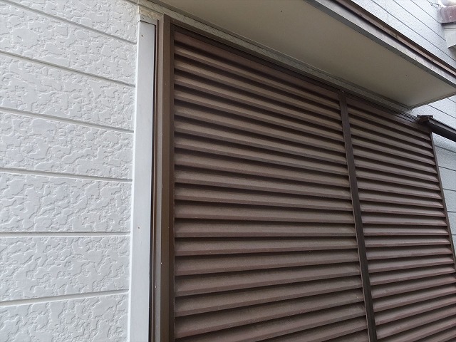 窓サッシの周囲を確認